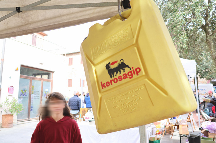 マウリツィオさんの出品から、携行用樹脂製タンク。「ケロサジップ」とは、かつてのアジップによる家庭用暖房燃料の商品名である。インターネットかいわいでも、近年それなりに人気のアイテムだ。