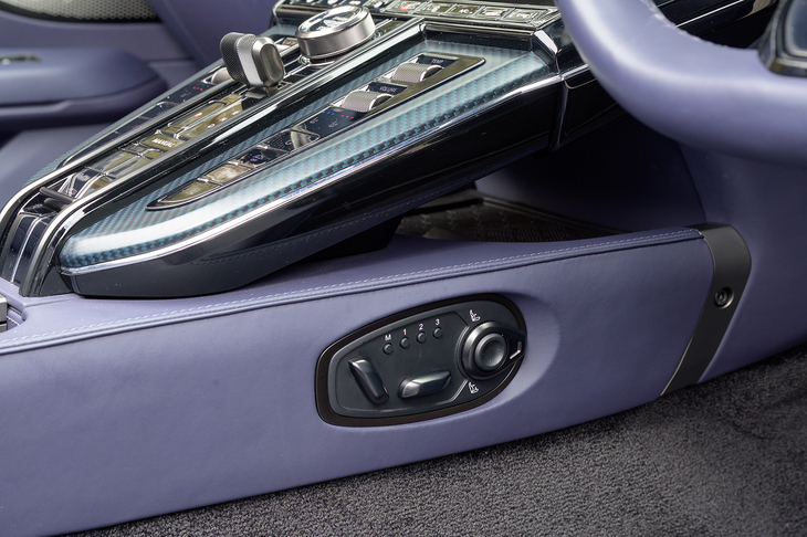 シートの電動調整スイッチはシート本体でもドアパネルでもなくセンタートンネルに備わっている。