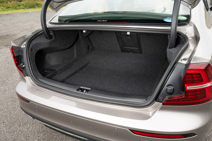 荷室容量は442リッター（欧州仕様）。後席には6：4分割可倒機構やアームレストスルー機構が備わっている。