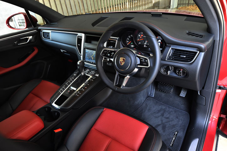 ブラックとレッドのコンビネーションとなるインテリアは、32万2000円のオプション。エントリーグレードとは思えない質感が印象的。