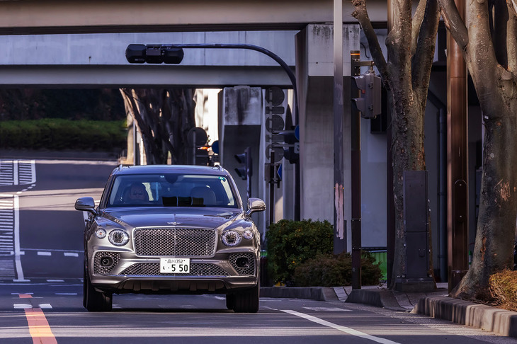 垂直に切り立つような大型のラジエーターグリルが目を引く「ベンテイガ」のマイナーチェンジモデル。街なかでの存在感は圧倒的だった。