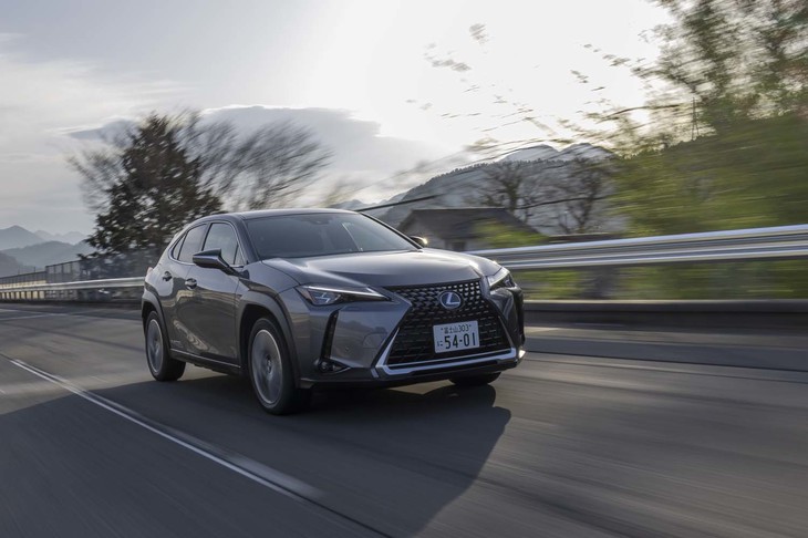 “バージョンL”はフラット感向上とリニアなステアリングフィールを目指したというEV専用ショックアブソーバーを標準装備。今回の試乗では高速域でのロールの収まり方がちょっと気になった。