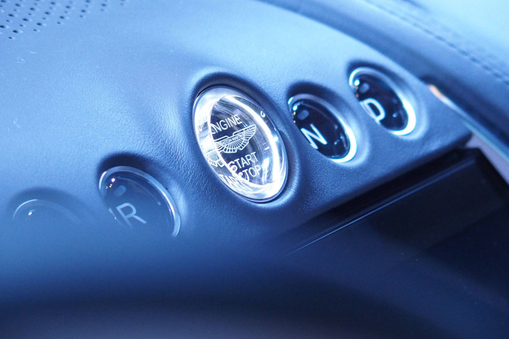 アストンマーティンDBX