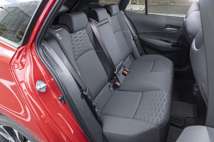 前席ともどもファブリック表皮にははっ水加工が施されている。