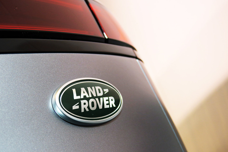 ランドローバー・レンジローバー スポーツ（「LAND ROVER」のリアバッジ）