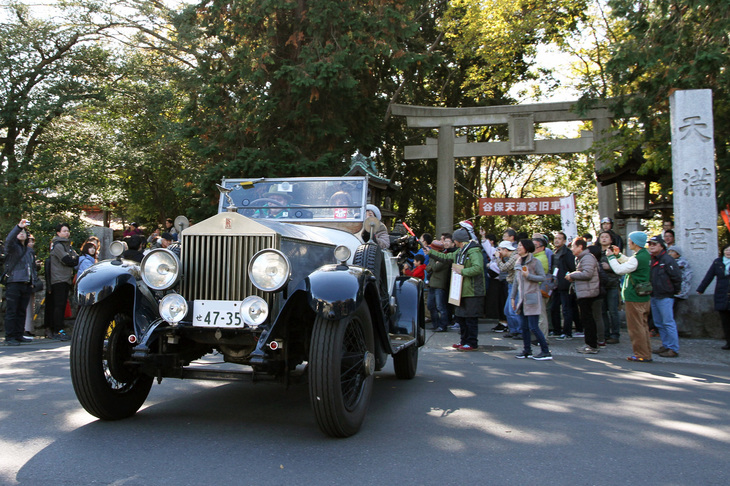 谷保天満宮から、第4会場である谷保第三公園に向かって出発する1929年「ロールス・ロイス・ファントムI」。第4会場では、これらクラシックカーやスーパーカーの同乗体験も行われた。
