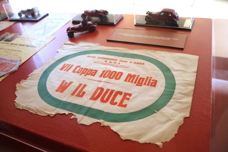 こちらは本当の第7回ミッレミリアのため製作された印刷物。「ドゥーチェ（総統＝ベニート・ムッソリーニ）万歳」の文字が。