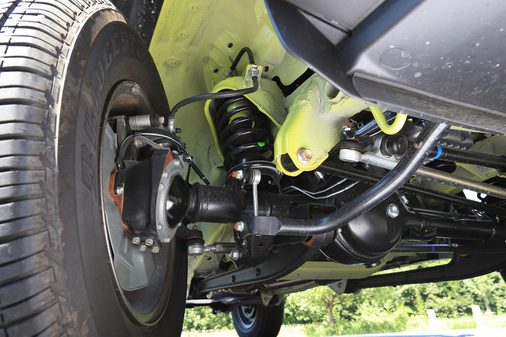 悪路走破性能を第一とした足まわり。サスペンション形式は前後ともに3リンクリジッドアクスル式で、凹凸のある路面でも優れた接地性と大きな対地クリアランスを実現している。