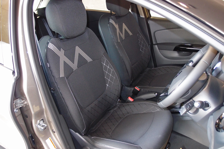 ベージュ サンドレ メタリックの「キャプチャー アニヴェルセル」には、特徴的な柄のロザンジュ ファブリックシートが備わる。