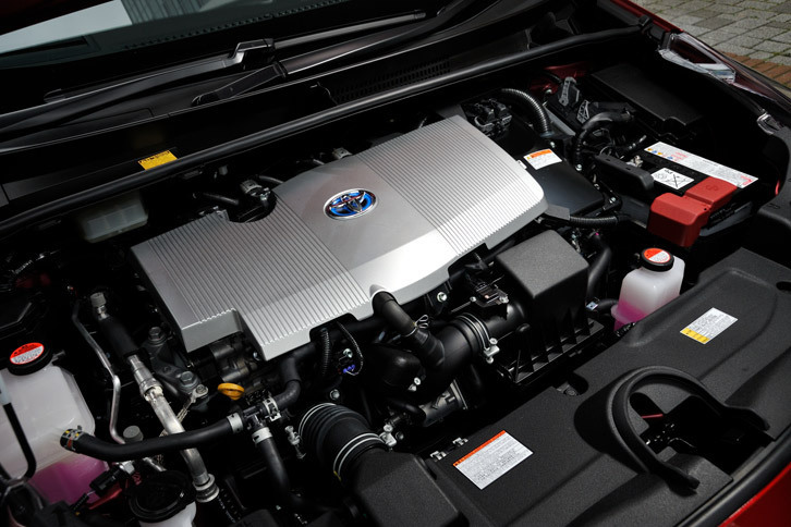 パワーユニットは1.8リッター直4ガソリンエンジンと2つの電動モーターの組み合わせ。モーターが複軸配置になり、リダクションギアが遊星歯車式から平行軸歯車式に変更されるなど、大幅な改良が図られている。