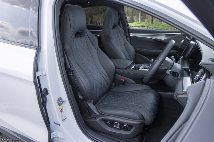 シート表皮はぜいたくなナッパレザー。ヒーター＆ベンチレーションを完備している。