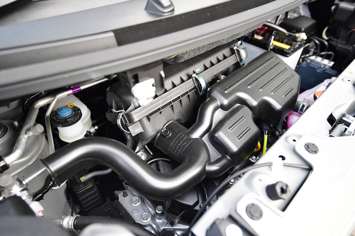 「ムーヴ キャンバス」の0.66リッター直3 DOHC 12バルブエンジンは最高出力52ps、最大トルク6.1kgmを発生する。