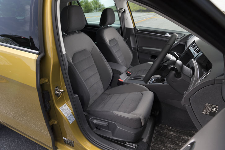 ホールド性の高いフロントシート。「TSIハイライン」のシート表皮は、従来のアルカンターラとファブリックのコンビ素材から、マイクロフリースへと変更された。