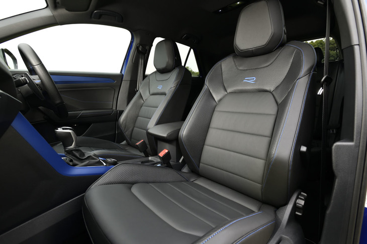 ショルダーとサイドサポート部分にカーボン調のデザインが施されたヒーター付き「R専用ナパレザーシート」は、「TロックR」に標準で装備されるアイテム。