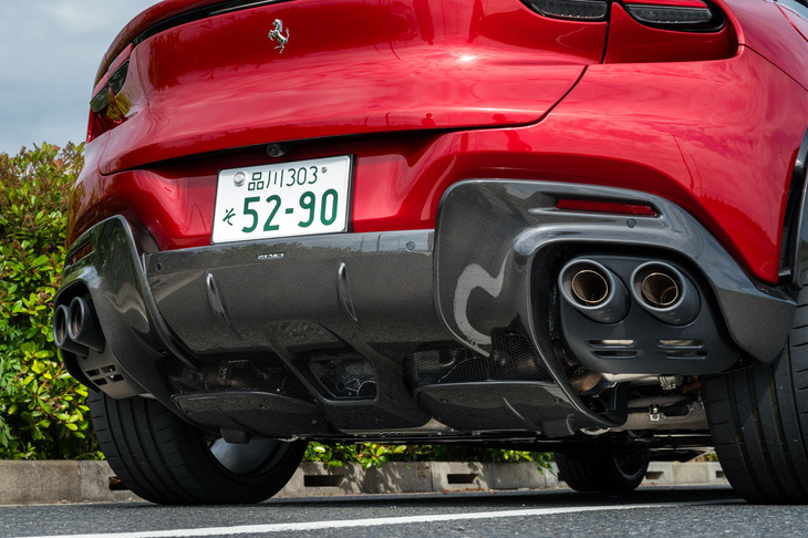 リアビューのアクセントにもなっている、カーボン製のディフューザーと左右4本出しのマフラー。巨大な12気筒自然吸気エンジンを搭載する「プロサングエ」だが、アクセルを踏み込まなければ、エンジン／エキゾーストサウンドは存外に紳士的だ。