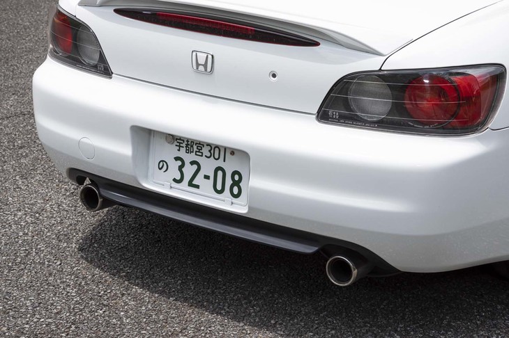 リアのダックテールスポイラーとサイドストレーキは復刻アイテム。新開発のフロントバンパーと組み合わせることで空力性能の強化を図っている。