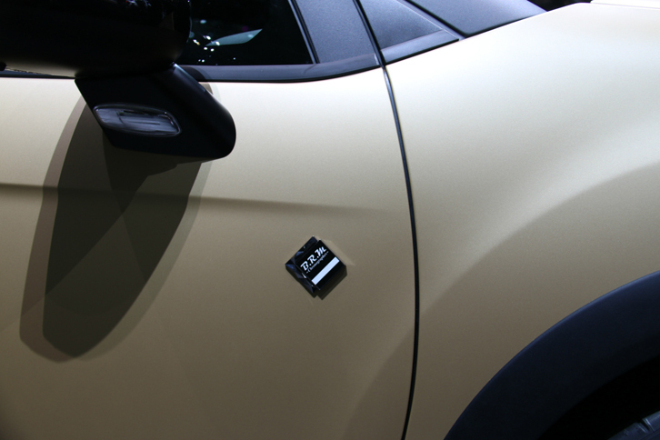 DSが発表した、時計ブランド「B.R.M」とのコラボレーション仕様。下手をすると、接着剤の粘着力低下でズレている？ などと勘違いされてしまいそうだが、これは、服飾でいうところの「くずしの妙」か。