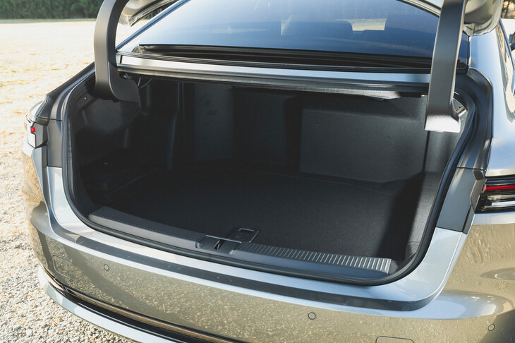 ユーティリティー関連でのHEVとFCEVのちがいとしては、トランクルームの形状が挙げられる。前者は容量が450リッターで9.5インチゴルフバッグを3個積めるとされているのに対し、後者の容量は400リッターで、ゴルフバッグは2個しか積めないとされる。（写真：山本佳吾）
