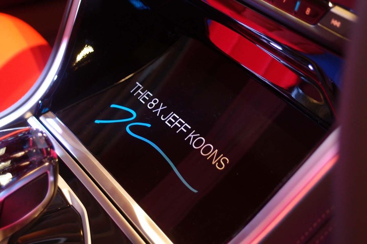 THE 8 X JEFF KOONS（センターコンソール部）