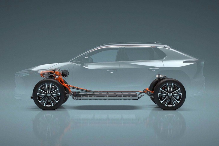 電池の安全性確保はトヨタこだわりのポイント。セルごとの監視に加え、ブロック単位での監視、総電圧監視により電気的なトラブルを未然に防ぐ。