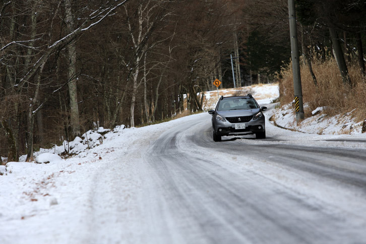 諏訪インターチェンジで中央自動車道を降り、スキー場へとつながる山道を登る。市街地を出ると、いよいよ路面が雪に覆われ始めた。