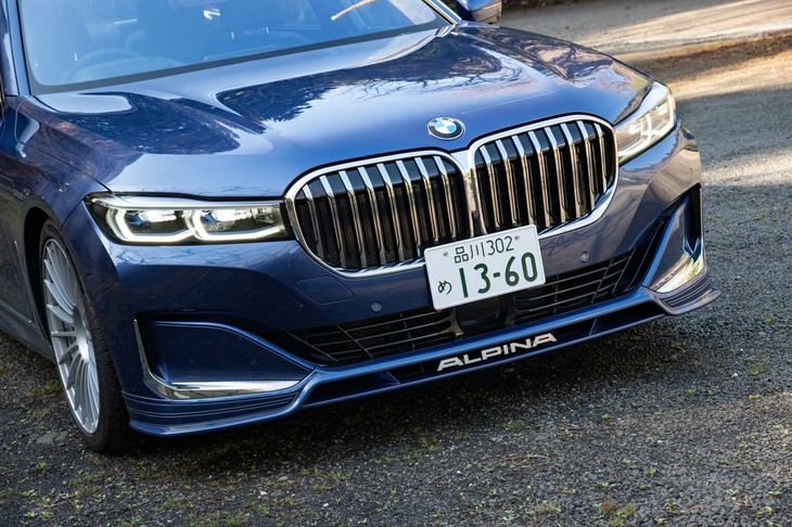 上下に2分割されて「ALPINA」ロゴが添えられたフロントバンパーがアルピナオリジナル。とはいえ、エクステリアにおけるアルピナらしさの主張は控えめだ。