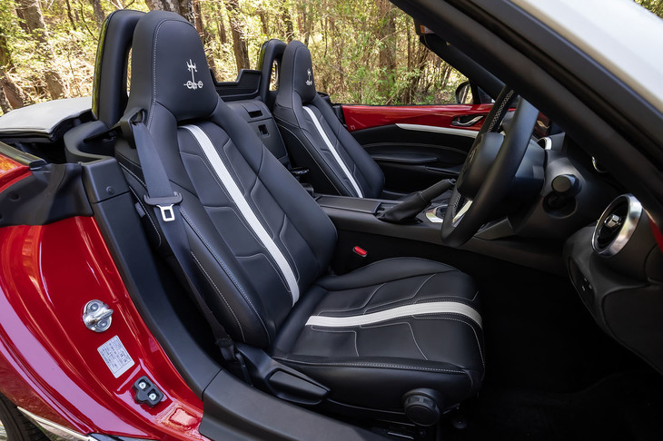 レザーシートはオプションのアイテム。ブラックを基調にオフホワイト（写真）やスカイブルー、ダークレッドなど全6色のアクセントカラーが選択できる。