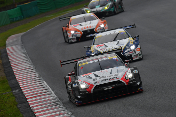 No.46 S Road CRAFTSPORTS GT-R（写真手前）は終盤、本山 哲のドライブで、No.1 DENSO KOBELCO SARD LC500と激しい首位争いを繰り広げた。
