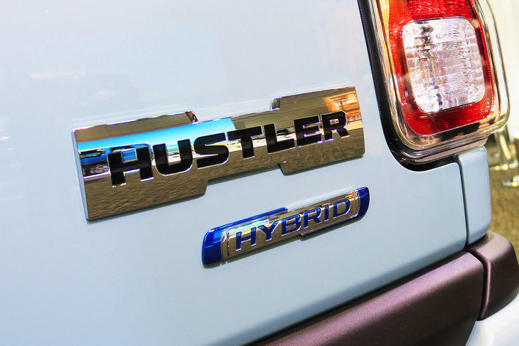 グレードやエンジン、駆動方式を問わず、全車にマイルドハイブリッド機構が採用されている点も、新型「ハスラー」の特徴だ。