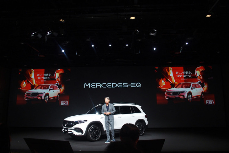 「EQB」の発表イベントで、映画『ONE PIECE FILM RED』とのコラボキャンペーンを紹介するメルセデス・ベンツ日本の上野金太郎 代表取締役社長兼CEO。