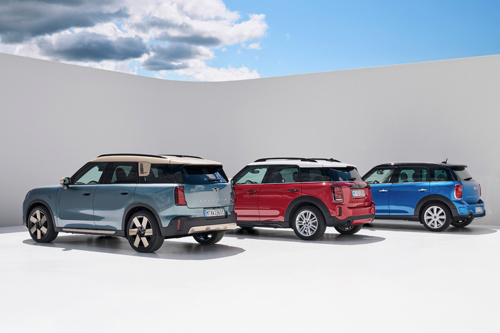 歴代の「MINIカントリーマン」。初代・2代目は日本では「MINIクロスオーバー」と呼ばれた。