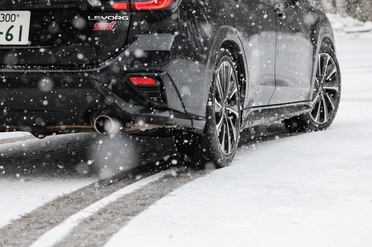 2024年3月現在、乗用車向けの「ベクター4シーズンズGEN-3」では35サイズが、SUV向けの「ベクター4シーズンズGEN-3 SUV」では13サイズがラインナップされる。いずれも価格はオープン。