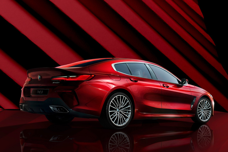 「BMWインディビジュアル」の多層ペイント「アヴェンチュリンレッド」をまとった「BMW 8シリーズ グランクーペ コレクターズエディション」。