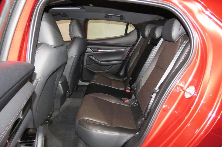 東京オートサロンで展示されていた新型「マツダ3ハッチバック」のリアシート。外観から想像されるよりは、実用的な空間が確保されている。