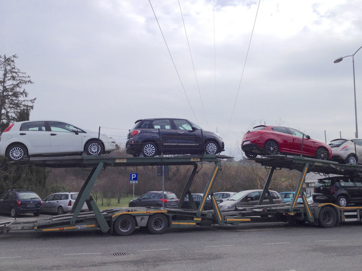 2016年にシエナで。今日では絶版となっている「フィアット・プント」や「アルファ・ロメオ・ジュリエッタ」も載っている。