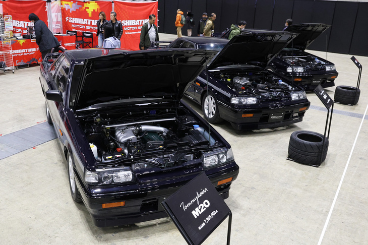 シバタイヤモータースポーツ（R31ハウス）は3台のスペシャルな「日産スカイライン スポーツクーペGTS」（R31）を展示。手前から「トミーカイラM20」（販売価格798万円）、「トミーカイラM30」（同898万円）、そしてグループAホモロゲーションモデルの「GTS-R」（848万円）。