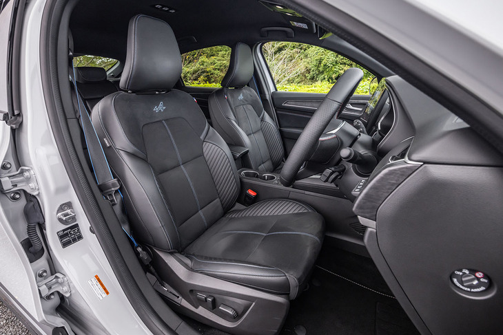 アルピーヌエンブレムの刺しゅうとフランス国旗を想起させるタグ、3色のステッチを採用したフロントシート。