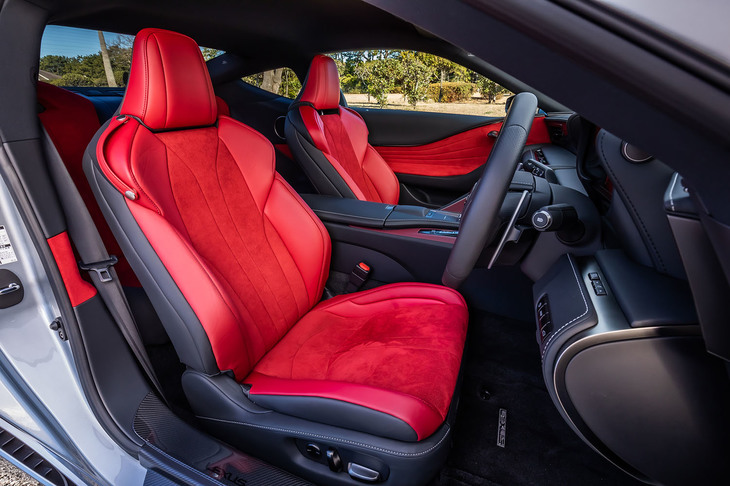 アルカンターラとセミアニリンレザーのコンビネーション表皮が採用されたフロントシート。試乗車の内装色は「フレアレッド」と呼ばれるもので、これを含め「LC500」では全4種類から選択できる。