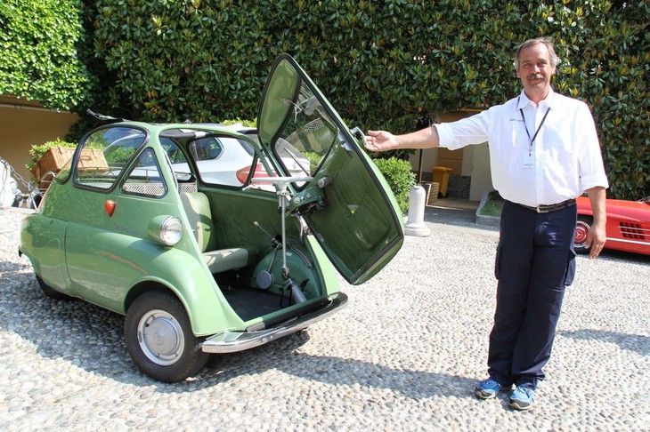 ステアリングコラムは開くとこのようにドアと連動し、乗降の妨げにならない。