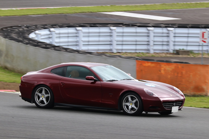 2004年に発表されたFRの2＋2クーペ「フェラーリ612スカリエッティ」。5.8リッターV12エンジンは最高出力540PSを発生し、エレガントさとパフォーマンスの高さを併せ持つモデルだった。