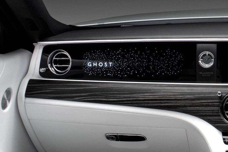 ロールス・ロイス・ゴースト（助手席前方のパネル）
