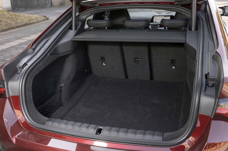 荷室の容量は後席乗車時で470リッター。開口部の大きなハッチバックは、荷物の積み下ろし性にも優れる。