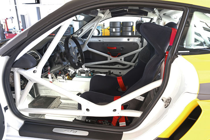 助手席が取り払われたシングルシーターで、室内にはロールケージが張りめぐらされている。