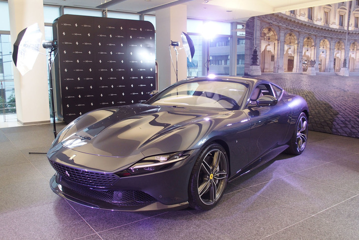 V8ツインターボエンジンを搭載する新型2＋2クーペ「ローマ」。日本では2020年4月に初披露された。1950～1960年代におけるイタリア・ローマのライフスタイル“ドルチェヴィータ”（華やかで自由気ままな生き方）を現代的に解釈したというコンセプトが特徴。