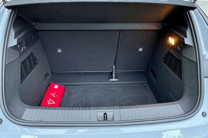 荷室容量は440リッター。掃き出し部分が高いところに、既存のルノー車との共通点を感じる。