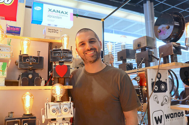 「ワノス・ウッド&デザイン」を主宰するマッテオさん。得意とするのは、廃材を用いたロボット型テーブルランプである。価格は99ユーロから400ユーロ（約1万6000円〜6万5000円）。