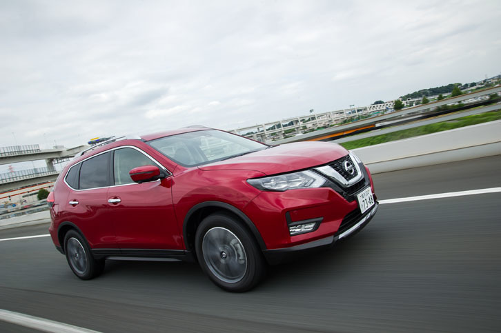 今回のマイナーチェンジの目玉である「プロパイロット」は、オートハイビームなどとのセットオプションとして提供される。高速道路の同一車線を走行する時に、アクセル、ブレーキ、ステアリングが自動で制御される。