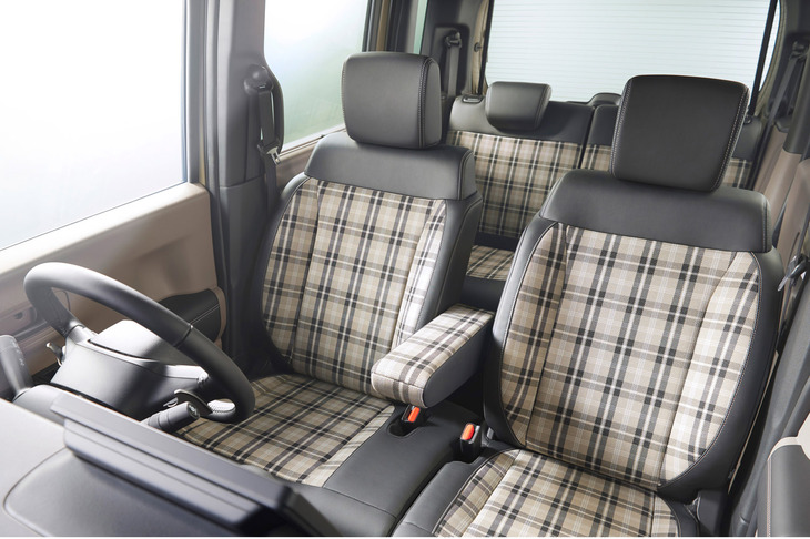 「N-BOXジョイ」のインテリア。汚れが目立ちにくいチェック柄のはっ水シートを採用。荷室は後部座席をダイブダウンするだけで後端までフラットな床面が出現するようになっており、荷物を積むだけでなく、足を伸ばしてくつろげるような配慮がなされている。