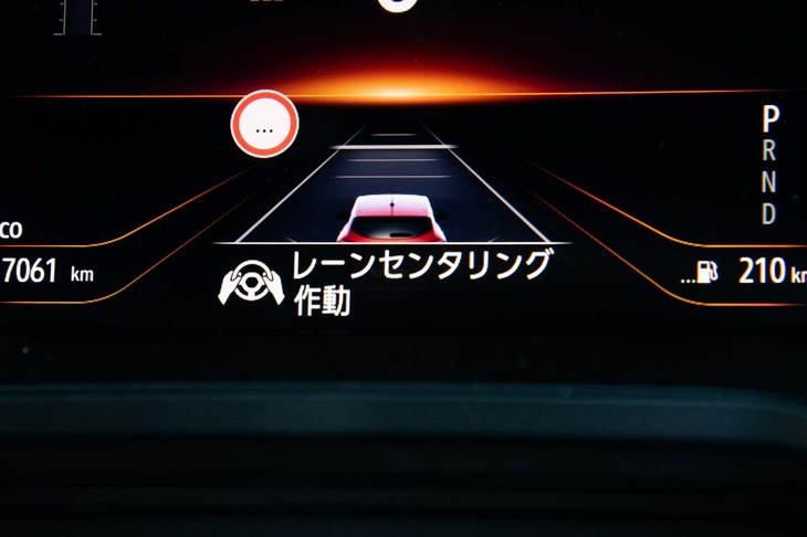 新型「ルーテシア」では先進運転支援装備が充実しているのもトピックだ。アダプティブクルーズコントロールが全車標準となるほか、「インテンス テックパック」には車線中央維持支援機能も備わる。