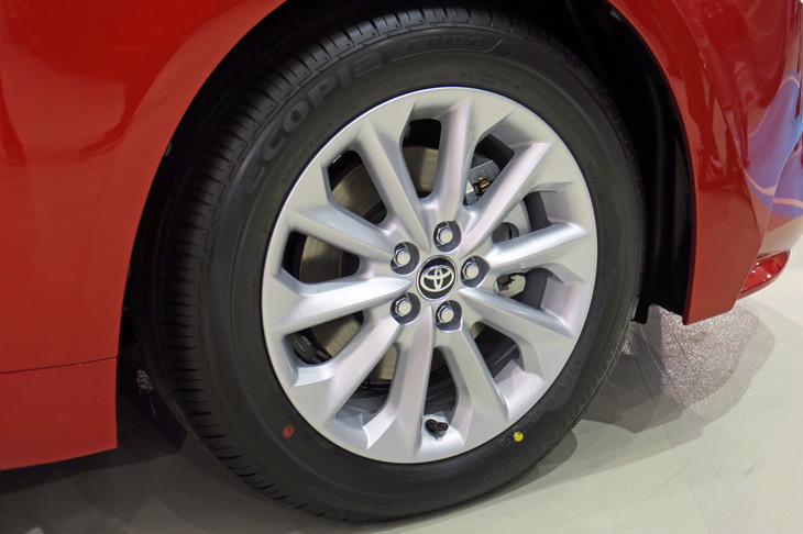 トヨタ・カローラ ツーリング ハイブリッドS（タイヤ＆ホイール）